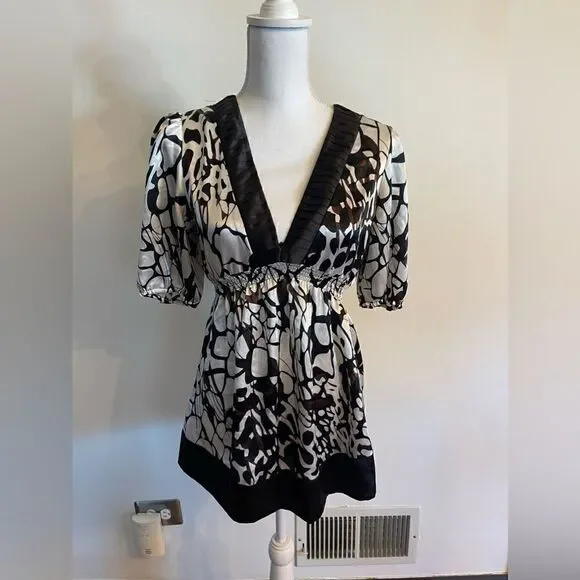 BCBG printed “kimono like” blouse. - Picture 1 of 3